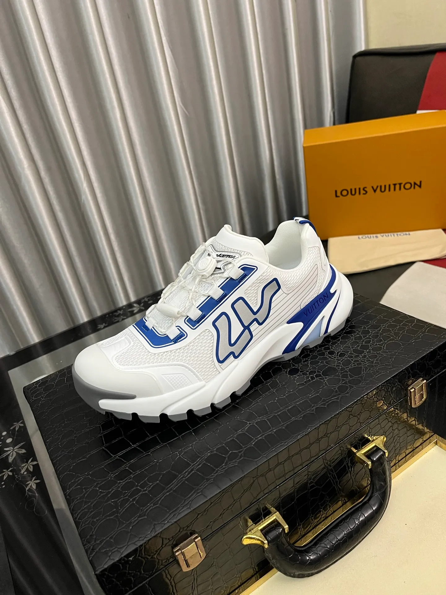 Men's shoes 💰780⌚️⌚️Top version [LOUIS VUITTON] Couple 🧑‍🤝‍🧑 Craftsman style Counter series (original order) New style 🍀LV Louis Vuitton - Top version LV classic high-top trendy shoes! Made of imported original craft calfskin, original breathable lining, and original wear-resistant, lightweight, high-end TPU outsole! High quality products! Code number: 36-457️⃣Colors available